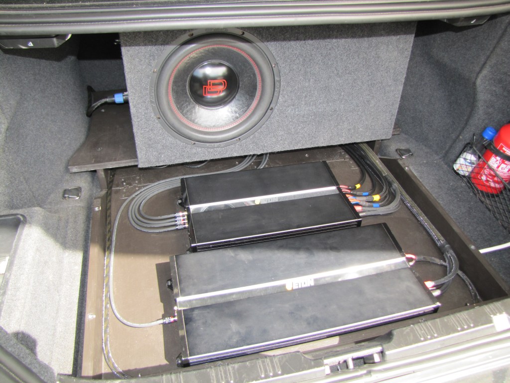 kufr E60 sound DD 612 RedLine + zesilovače ETON + DSP Audison BIT One