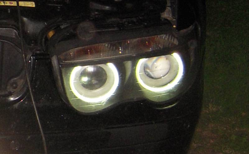 když jsem autíko koupil, měly přední lampy dvě čočky (tento typ by měl být údajně jen u FC verzí)