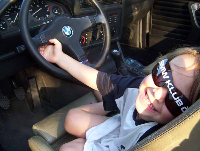 Ale už jsem tam nalezl novou obdivovatelku, fanynku BMW!
<br />Až vyroste a dosahne na pedály, bude řídit BMW