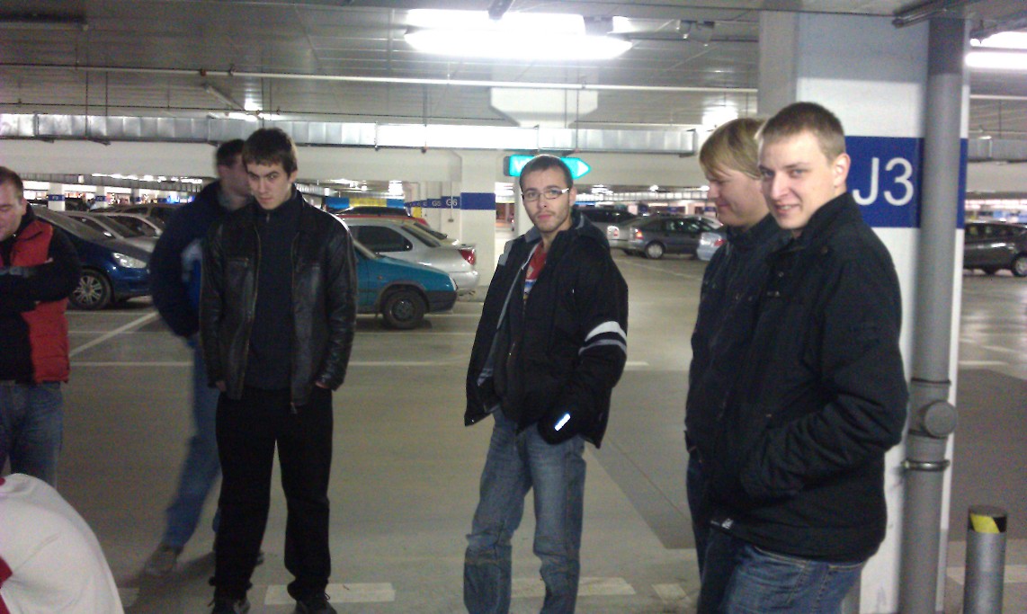 Všichni ruce do kapes.