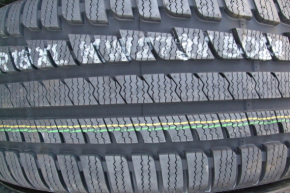 Prodám nové zimní pneu 245/45-18 Kumho KW27. 4000 Kč za kus! DOT 2010
