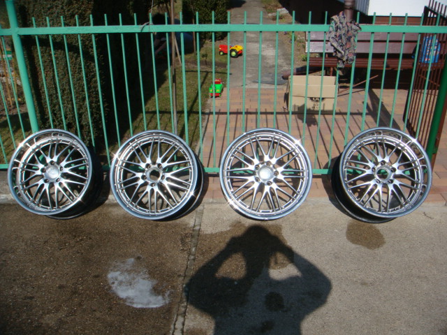 2215756149_5.jpg