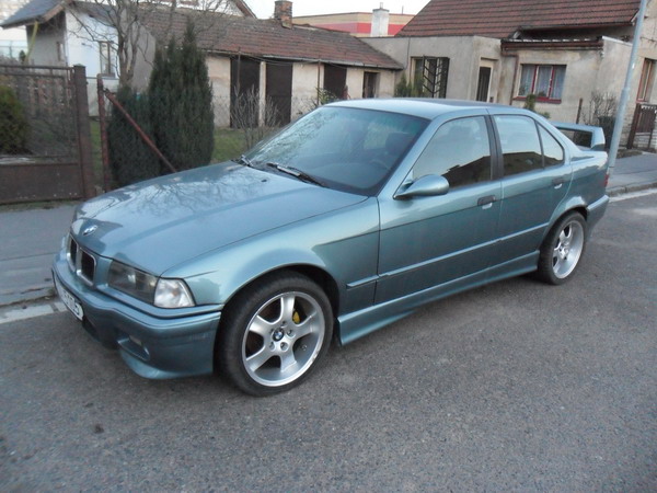 Plně pojizdné .... letos první rok negarážované ... přibližně 220 hp .. kůže.atd... pokud chceš zašlu další fota