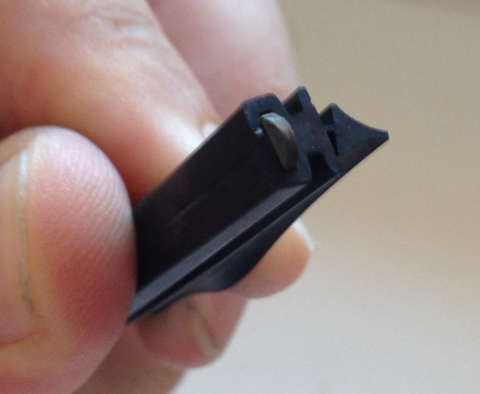 Stará predná gumička s jednou stredovou lištou - nemvyhovuje novej gumičke!