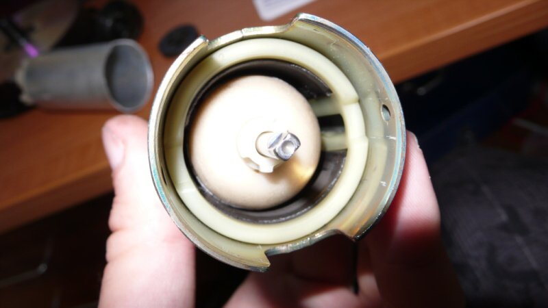 pod vlastnim čerpadlem (místo kudy to tlačí benal nahoru přez komutátor (u kteryho už chyběli dva poly)