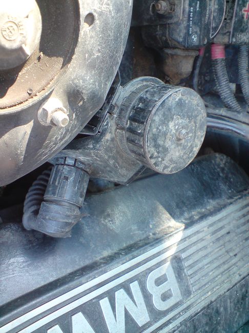 od čeho je toto víko? - jsou tam nějaký piny, nebo konektory či co.