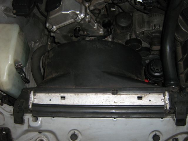 Myslím si, že chladič drží na těch bočních packách se šipkou