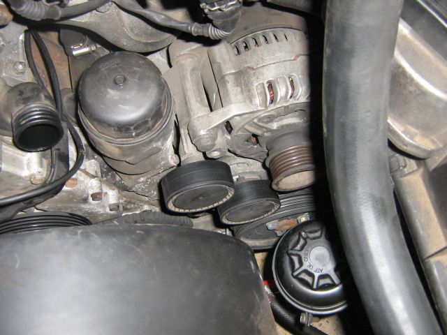 Vodící a napínací kladka.Prosím o radu, jak je sundat