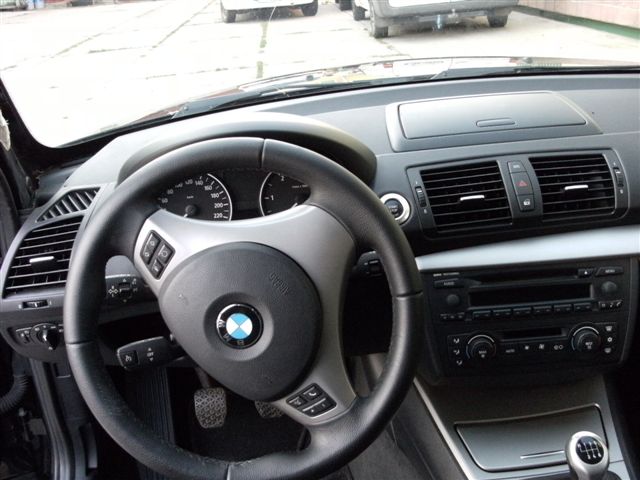 BMW_1_-_118D_2006_(8).JPG