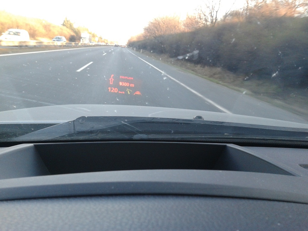 bmw HUD.jpg