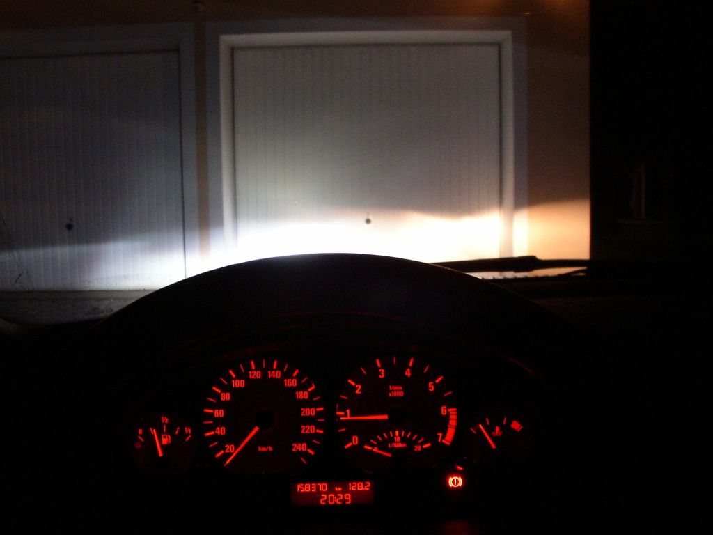 vlevo žárovka H7 vpravo xenon HID H7
