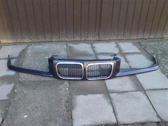 Face maska. V peknem stavu. Bonus jsou k tomu ledvinky, ktere jsou sice vzadu praskle, ale daji se v poho slepit. Zepredu nejde nic poznat. Cena 1400Kc