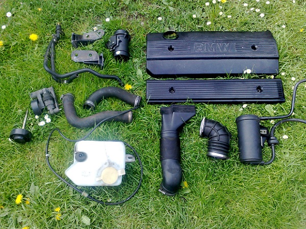 kryty motoru,hadice k chladici,váha vzduchu,koleno sání za váhu vzduchu,napínák řemenice,sání alternátoru,čidlo do airboxu,plastové držáky nárazníku,nádobka na směs do ostřikovačú i s hadicí a filtrem