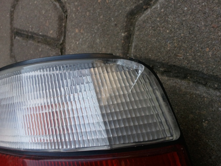 bohužel při vydělávání spadlo a je tu malá prasklinka..