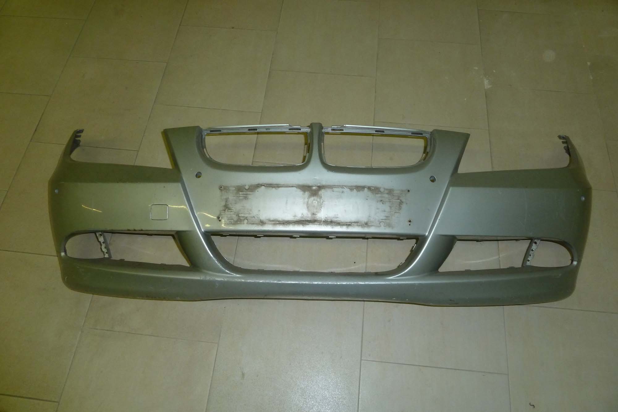 BMW 3er E90 E91 Přední nárazník s otvory na PDC, č. dílu 51117170051