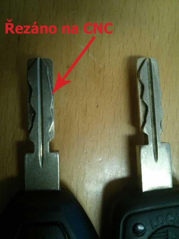 Mírně ojetý klíč (vpravo) versus klíč dopočítaný do stavu nového a vyříznutý na CNC (vlevo).