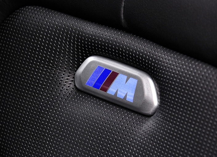 Detail loga (staženo z internetu....nejspíš rozsvícené, protože zhasnuté je jednobarevné - resp. tam jen lehce prosvítají barvy)