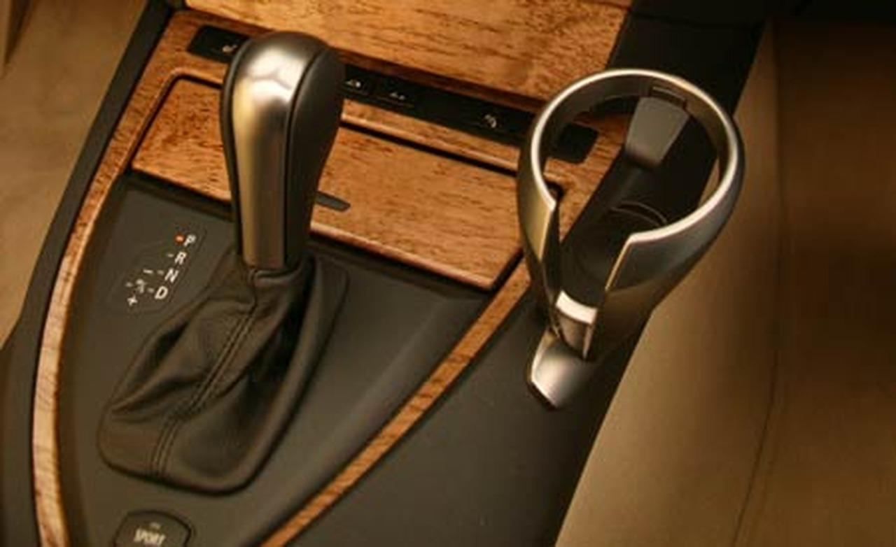 2006-bmw-650i-convertible-center-console-cup-holder-and-shift-lever-photo-37521-s-1280x782.jpg