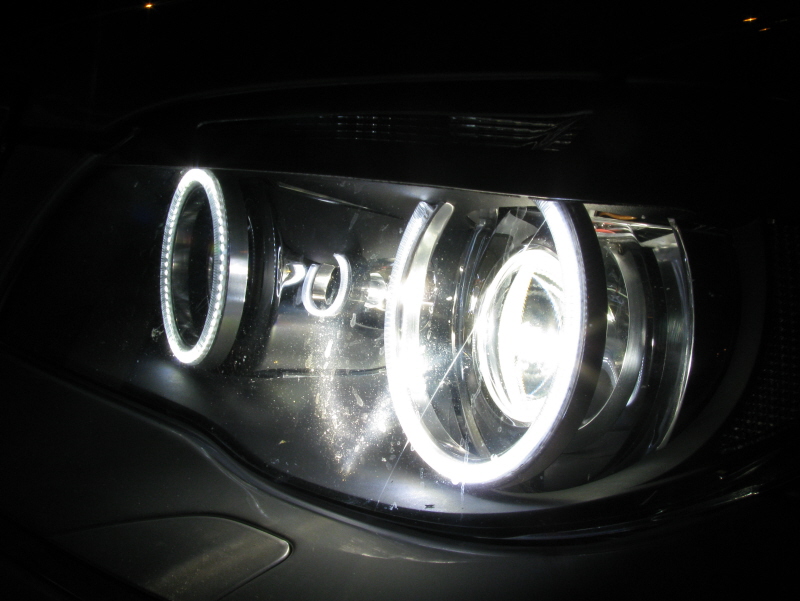 LED kroužky jsou správně předsazené na hliníkových držácích, vyrobených na míru pro E65 poface