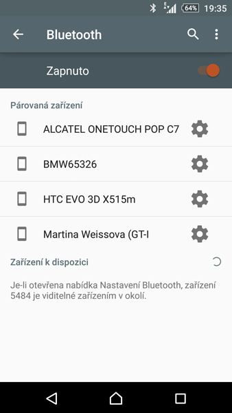 Sparovany auto s mobilem